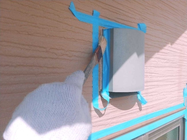 通気口のシーリング施工風景